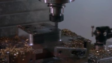 Boş matkap makinesine yakın çekim ve birçok metalik talaş.