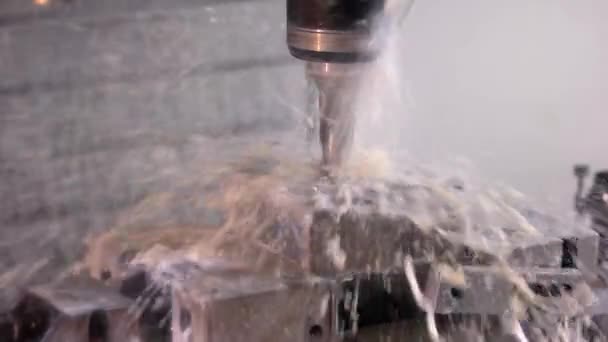 Primo piano dei flussi d'acqua sulla perforatrice di fabbrica. — Video Stock