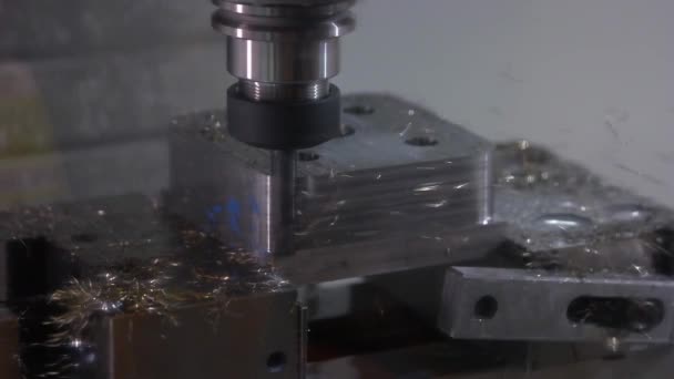 Close-up mesin bor dan serutan dari grinding metal. — Stok Video