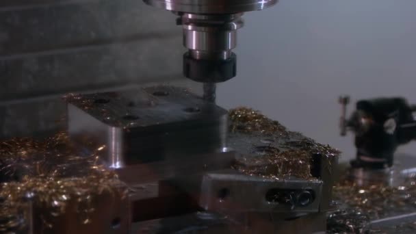 Close-up de máquina de broca ocioso e muitas aparas metálicas. — Vídeo de Stock