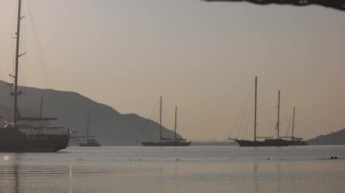 Deniz, yat ve dağlı manzara manzarası.