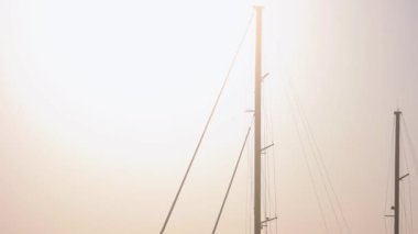 Arka planda dağlar olan bir limanda tekne..