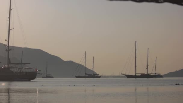 Panorama paysager avec mer, yachts et montagnes. — Video
