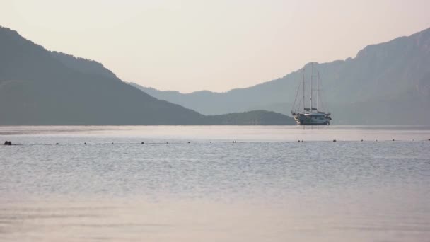 Baie de la mer avec yacht et montagnes en arrière-plan. — Video