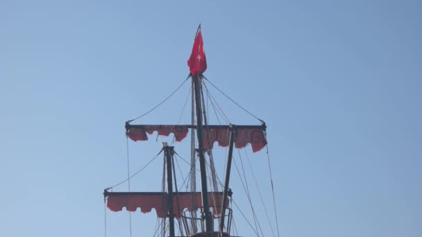 Die Masten der Jacht mit türkischer Flagge am klaren blauen Himmel. — Stockvideo