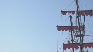 Türk bayrağı taşıyan gemi direkleri. Deniz koyunda ve dağlarda.