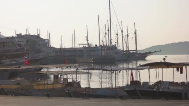 Marmaris 'te park halindeki yatları ve tekneleri olan deniz körfezi.