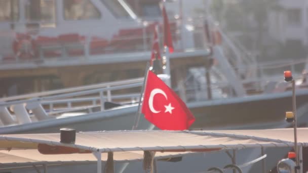 Molti yacht parcheggiati al porto turistico di Marmaris. Bandiere turche sventolano. — Video Stock
