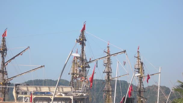 Schepen masten met turkse vlaggen op blauwe lucht. — Stockvideo