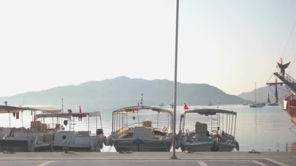 Bankering av marina med båtar och piratskepp. Berg i bakgrunden. — Stockvideo