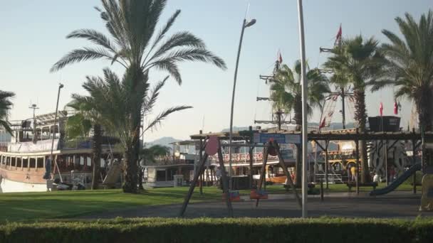 Kilátás a töltésre és sétány üdülőváros. Tengeri kikötőben parkoló kalózhajók. — Stock videók