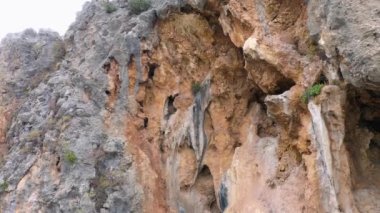 Erotik uçurum, yakın çekim. Rocky dağı detaylı görünümü.