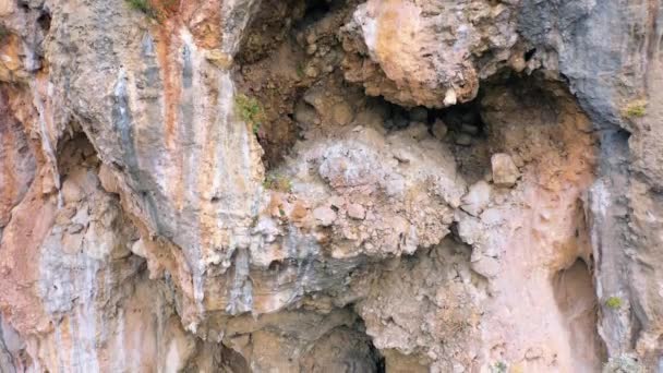 Textura de acantilado rocoso. Primer plano de la formación de grandes rocas geológicas. — Vídeos de Stock