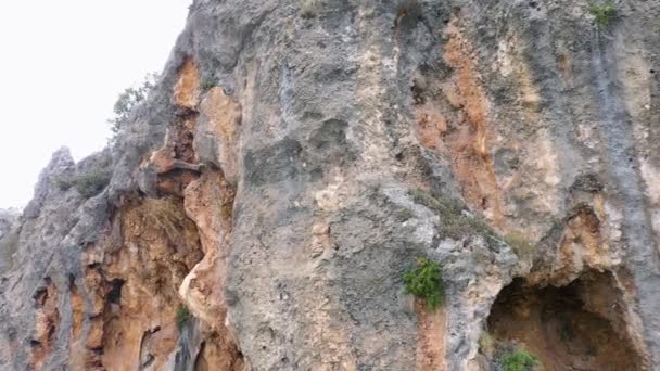 Gros plan de falaise rocheuse érodée. Roche texturée rugueuse. — Video