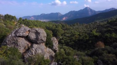 Bulutlu bir günde yeşil dağların havadan panoramik görüntüsü.