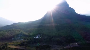 Doğan güneşe karşı dağ zirvesi manzarası. Sabah Yeşil Dağ Vadisi 'nin hava manzarası.
