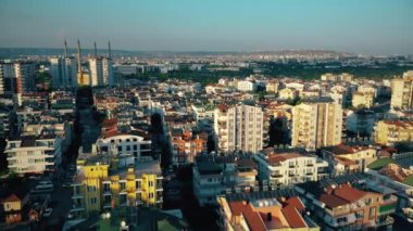 Modern şehir binalarının havadan görünüşü. Yukarıdan Avrupa 'daki apartmanlar.