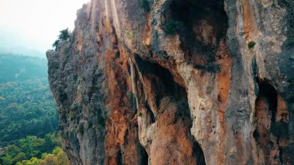 Acantilado rocoso erosionado por encima del verde valle de la montaña. — Vídeo de stock