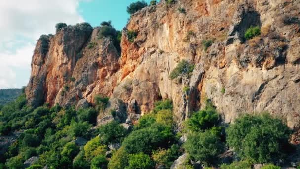 Beautiful scenery of a rocky canyon gorge on a summer day. — Stock Video