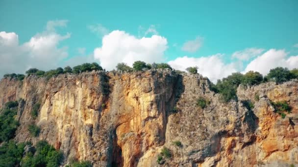 Dech beroucí krajina skalních útvarů a hor. Letecký panoramatický pohled z bezpilotního letounu. — Stock video