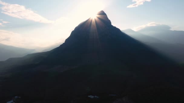 Sole splendente sulla vetta della montagna. Cielo blu sullo sfondo. — Video Stock