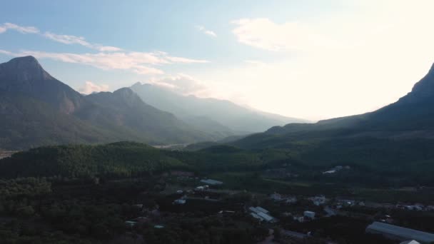Montagne cresta con cime dietro la valle. Vista panoramica aerea dal drone. — Video Stock