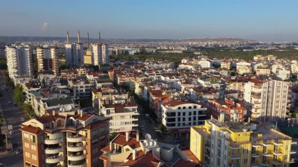 Вид с воздуха на жилые здания. Улицы и апартаменты современного европейского города. — стоковое видео