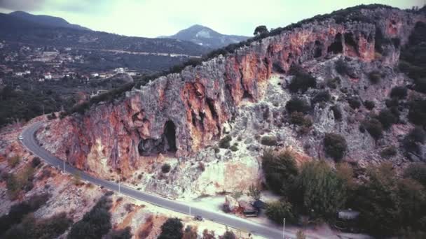 Vista aérea del dron de la carretera a lo largo de la verde montaña rocosa. — Vídeos de Stock