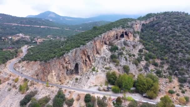 Route de montagne pittoresque. Oiseaux vue d'en haut. — Video