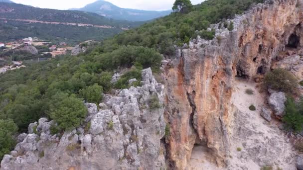 Vista aérea de drones de rocas en la garganta del valle de la montaña. — Vídeos de Stock