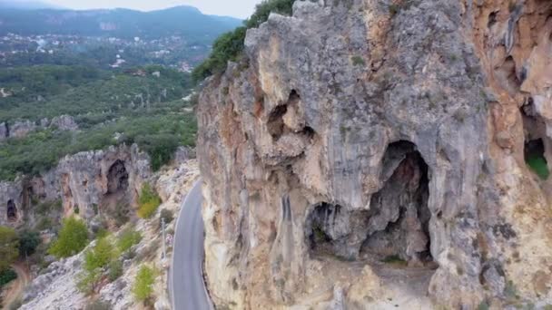 Espectacular vista del empinado acantilado rocoso sobre el camino de montaña. — Vídeos de Stock