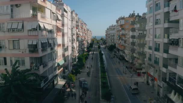 Вид на жилые дома и улицу. Анталья, Турция. — стоковое видео