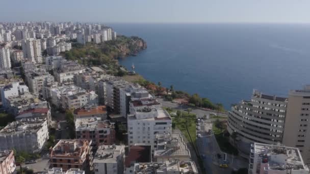 Panorámás légi kilátás a törökországi üdülőváros töltésére. — Stock videók