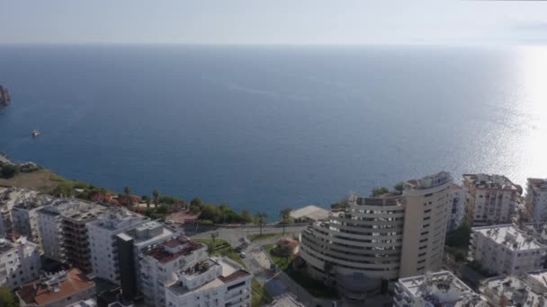 Krásný výhled na moře a bytové domy. Pohled na pobřežní město od dronu. — Stock video
