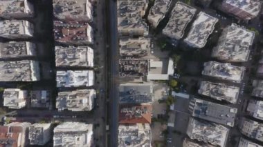 Çatılarında güneş panelleri olan çok katlı binalar kompleksi..