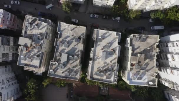 Vista aérea de techos de edificios de gran altura con paneles solares. — Vídeo de stock