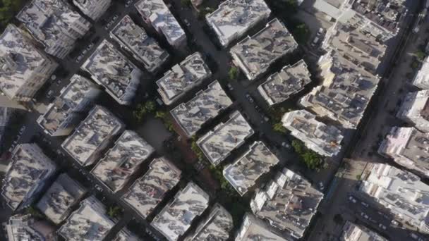 Arquitectura residencial en la ciudad europea. Vista aérea de edificios de gran altura con paneles solares en los techos. — Vídeos de Stock
