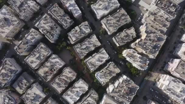 Veduta aerea drone dei tetti e delle strade. Pannelli solari sui tetti. — Video Stock