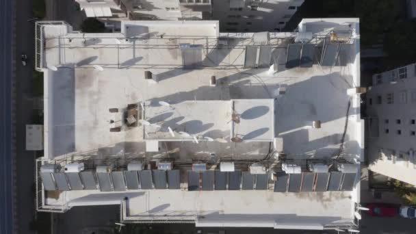 Vista dall'alto del pannello solare e delle antenne televisive sul tetto degli edifici. — Video Stock