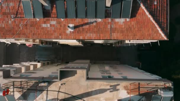 Vista aérea de los paneles solares en el techo del edificio de apartamentos. — Vídeo de stock