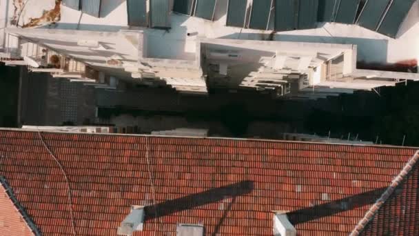 Planta fotovoltaica en la azotea de un edificio residencial en un día soleado. — Vídeo de stock