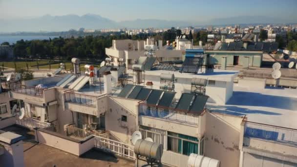 Painéis solares no telhado do edifício residencial. Energias ecológicas renováveis. — Vídeo de Stock