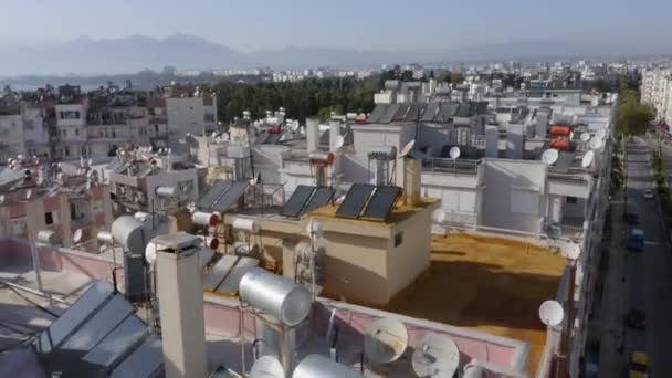 Повітряний вид дахів висотних багатоквартирних будинків з фотогальванічною системою.. — стокове відео