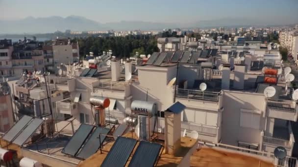 Paneles solares en los tejados de los edificios residenciales de la ciudad europea. — Vídeo de stock