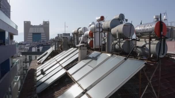 Panele słoneczne montowane są na dachach wieżowców. — Wideo stockowe