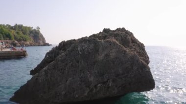 Deniz kenarında büyük bir kaya yığını var. Güneşli bir günde Güzel bir deniz manzarası.