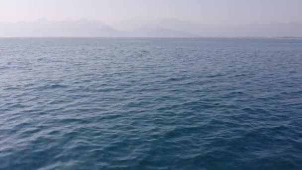 Bela paisagem marinha e vista para a montanha no horizonte. Fundo marinho pitoresco. — Vídeo de Stock