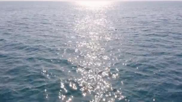 Reflexion des Sonnenlichts auf der Meeresoberfläche. Hintergrund der ruhigen See. — Stockvideo