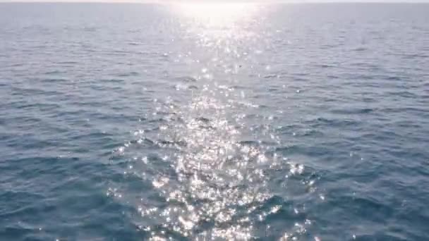 Reflejo solar sobre las olas marinas. Hermoso fondo marino. — Vídeo de stock