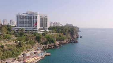 Türkiye 'de Akdeniz kıyı şeridi boyunca çağdaş konut ve işyeri binaları.